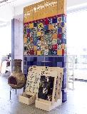 Ausstellungsfläche mit 10x10 Fliesen